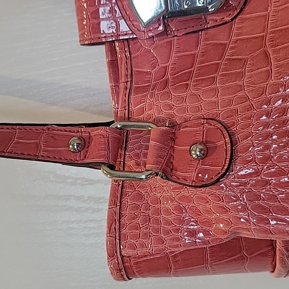 LIZ CLAIBORNE SAMON CRIC DESIGN HANDBAG & WRISTLET SET - Picture 6 of 12